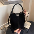 Bolso tipo cubo retro negro mate con costuras en contraste y colgante de peluche - Negro (Con Colgante)