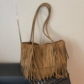 Borsa tote in camoscio marrone con frange e spalline lunghe in stile boho - Cachi
