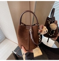 Bolso saco de ante marrón oscuro con correas de cuero y colgante de oso decorativo - Color Café (Con Colgante)