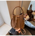 Bolso saco de ante marrón con asa y colgante de oso mostrado en reflejo de espejo - Marrón (Con Colgante)