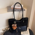 Retro zwarte lederen en suède shopper met een schattige teddybeer sleutelhanger - Met Hanger / Zwart