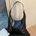 Dettaglio borsa hobo in ecopelle nera con cerniera argentata e finiture in metallo - Nero