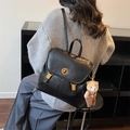 Sac à dos rétro en cuir noir avec boucle dorée et breloque ours en peluche marron - Noir avec pendentif