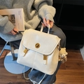 Sac à dos vintage en similicuir ivoire pour femme avec boucle en métal et breloque ourson - Beige Avec Charme