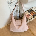 Bolso tote grande de nailon rosa pálido con hebilla redonda en ambiente casual chic - Rosa Claro