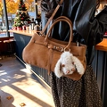 Sac fourre-tout en daim marron avec breloque lapin en peluche porté à l'épaule au café - Avec Pendentif / Marron