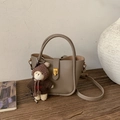 Dettaglio borsa a secchiello in pelle taupe con grana litchi e ciondolo orso - Grigio Elefante (Con Pendente)