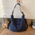Bolso hobo azul oscuro de nailon con correa ajustable y cierre de solapa - Azul oscuro