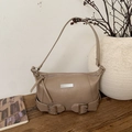 Bolso de hombro de piel sintética beige con hebilla metálica y diseño minimalista chic - Arena