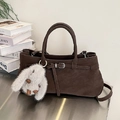 Sac à main en cuir mat marron foncé avec boucle décorative et porte-clé peluche blanc - Avec Pendentif / Marron