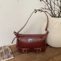 Bolso de hombro rojo oscuro en cuero sintético con placa metálica y hebillas en madera - Burdeos