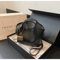 Detail der schwarzen Vintage-Eimertasche im Geschenkkarton mit Kettenanhänger und Gurt - Schwarz mit Anhänger