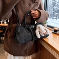 Sac bandoulière noir chic avec breloque lapin en peluche blanche et boucle élégante - Avec Pendentif / Noir