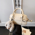 Bolso Boston blanco crema con colgante de conejo y correa al hombro para mujer - Beige Con Amuleto