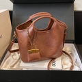 Braune Beuteltasche aus Kunstleder mit Tragegriffen, Schultergurt und Mini-Anhang - Braun mit Anhänger