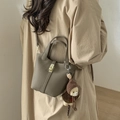 Borsa a secchiello in pelle taupe con ciondolo orsetto e tracolla regolabile - Con ciondolo orsetto / Grigio elefante