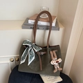 Sac cabas rétro en daim vert foncé avec anses en cuir marron et foulard décoratif - Vert avec Pendentif