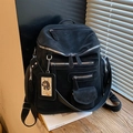 Sac à dos de voyage noir multi-poches en fini mat avec breloque décorative sur rebord de fenêtre - Noir