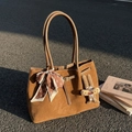 Grand sac cabas en daim marron avec foulard floral et pendentif lapin en cuir - Marron avec pendentif