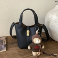 Elegante borsa a secchiello nera motivo litchi con fibbia dorata e ciondolo a orsetto - Con ciondolo orsetto / Nero