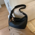 Detail van zwarte hobo-tas van generfd leer met vintage houten kralenhanger detail - Zwart