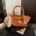Sac à main en cuir PU marron plissé avec fermoir doré et breloque lapin en peluche - Avec Pendentif / Marron
