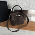 Borsa a secchiello vintage francese in pelle marrone scuro con grana litchi e fermaglio - Caffè Ebano