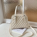 Bolso bandolera cuadrado crema elegante con textura plisada y detalles de hebilla - Beige