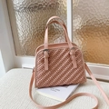 Bolso cuadrado plisado rosa pálido con textura ondulada y herrajes plateados - Rosa
