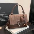 Bolso bandolera vintage de cuero marrón oscuro y estampado de pata de gallo con charm - Café con Colgante
