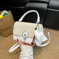 Bolso bandolera bicolor en cuero blanco con solapa tejida y colgante de corazón - Blanco con colgante