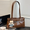 Borsa a spalla vintage marrone in pelle lucida con fibbia e ciondolo a orsetto - Bianco e Marrone