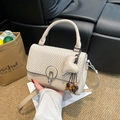 Bolso bandolera beige de piel sintética con diseño de espiga y colgante de corazón - Caqui con Colgante