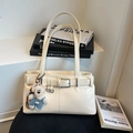 Borsa tote in pelle PU bianco crema con fibbia argento e ciondolo orsetto di peluche - Bianco