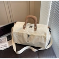 Dettaglio borsa da viaggio capiente con tasca a coulisse e manici intrecciati - Bianco Sporco