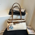 Borsa a spalla beige in ecopelle con tracolla marrone e ciondolo a forma di orso - Marrone