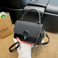 Bolso bandolera elegante en negro y gris con detalle de borla y hebilla de anillo plateada - Negro con colgante