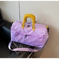 Dettaglio borsa da viaggio lilla con manici gialli e tasca esterna a quadretti - Viola