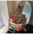 Detail van de geweven shopper met kleurrijke gebreide vis-bedeltjes en zijfranjes - Khaki
