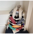 Detail van gestreepte gebreide draagtas met kleurrijke vissen en witte veren franjes - Wit