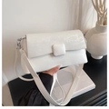 Dettaglio borsa a tracolla bianco crema in ecopelle con fibbia magnetica quadrata - Bianco