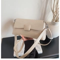 Dettaglio della borsa a tracolla beige rettangolare con fibbia quadrata e finiture argento - Cachi