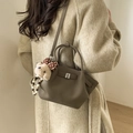 Braune Eimer-Tasche aus Leder mit Litschi-Muster, Plüschbär und verstellbarem Gurt - Mit Anhänger / Elefantengrau