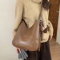 Retro brown large capacity tote bag with adjustable shoulder strap and puppy pendant - With Charm / Brown