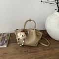 Schicke beige Beuteltasche mit Litschi-Struktur, Plüschbär-Anhänger und dünnem Gurt - Mit Anhänger / Khaki