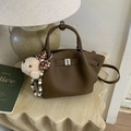 Braune Beuteltasche aus Leder mit Silber-Schnalle und süßem Plüsch-Hundeanhänger - Mit Anhänger / Braun