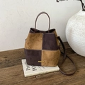 Bolso cubo vintage tipo patchwork en ante sintético marrón con costuras en contraste y correa - Marrón Café