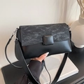 Borsa a tracolla nera con patta effetto marmo e fibbia quadrata opaca decorativa - Nero
