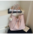 Détail du sac cabas rose en cuir PU grainé avec breloque ours et fermetures éclair - Rose