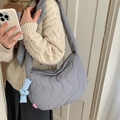 Gesteppte graue Winter-Schultertasche mit blauem Knotenanhänger und großem Volumen - Grau